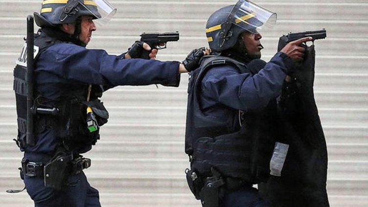 Французин застреля трима полицаи, дошли да спасяват жена му
