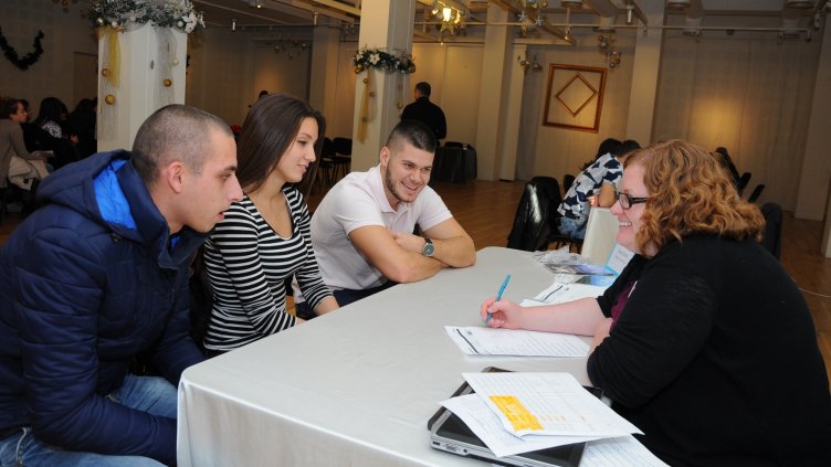 МЛАДЕЖИТЕ СЕ ПОСТАРАХА да бъдат усмихнати и приветливи по време на интервюто за работа, въпреки притеснението. Снимка ПЛАМЕН ГУТИНОВ