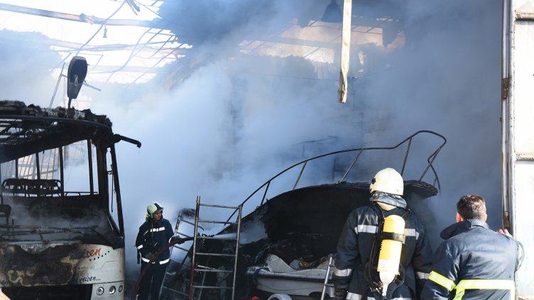 Снимки от пожара на ул.Девня във Варна