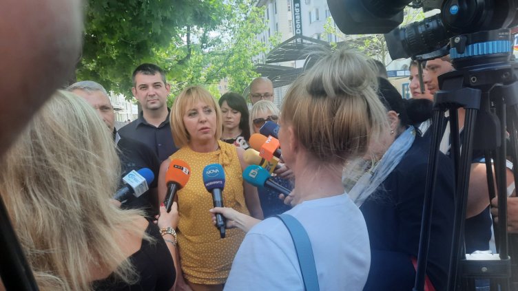 "Изправи се! Мутри вън!" сменя името, махат "мутрите"