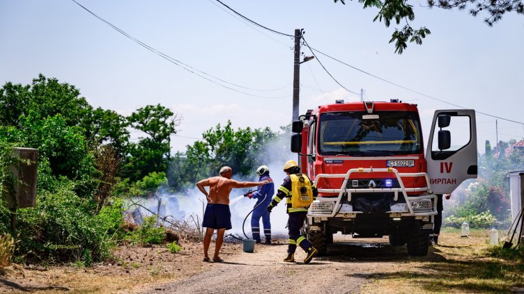 Доброволци от Варна спряха разрастването на пожар в с. Мирово