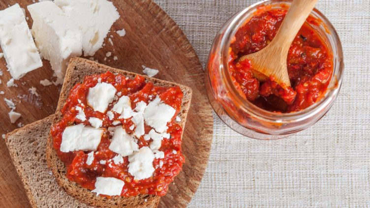 Домашна или купешка? Да сверим цените и да сварим лютеница