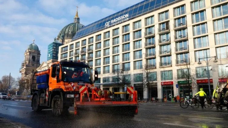 Най-големият цилиндричен аквариум в света се пръсна