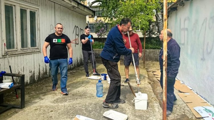 Доброволци обновиха пенсионерски клуб във Варна