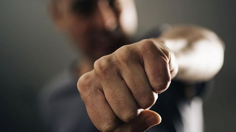 Издирват неизвестен, пребил 13-годишно момче