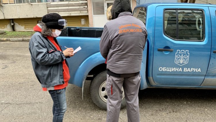 Вече 84 доброволци помагат на възрастни хора във Варна