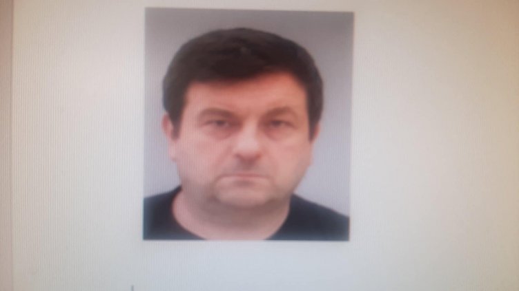 Наема коли и не ги връща. Викат му Циклопа. Виждали ли сте го? СНИМКИ