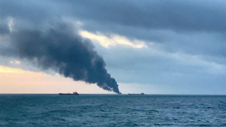 Пожарът на двата кораба в Черно море все още не е изгасен