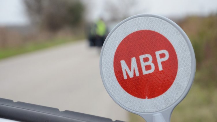 Свлачище блокира платно на главен път в Кресненското дефиле