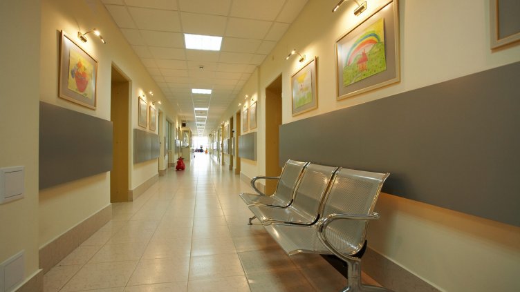 Дариха плодове и лакомства в Детската онкохематология във Варна