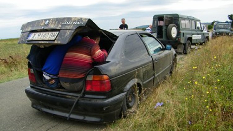 Откриха в кола 26 нелегални мигранти край Ахтопол