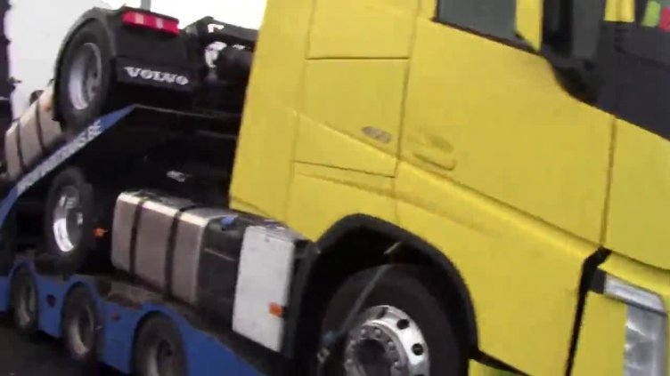 Закъсал камион затруднява движението на пътя Варна- Бургас