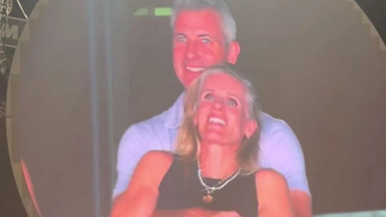 IT шефът, хванат в крачка на концерт, е в принудителен отпуск