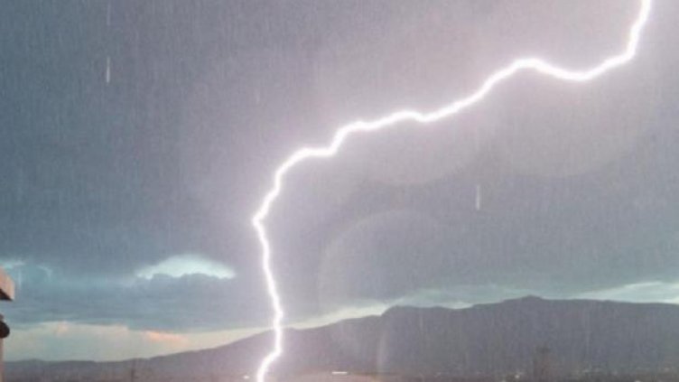 Ударените от мълния мъж и дете са починали