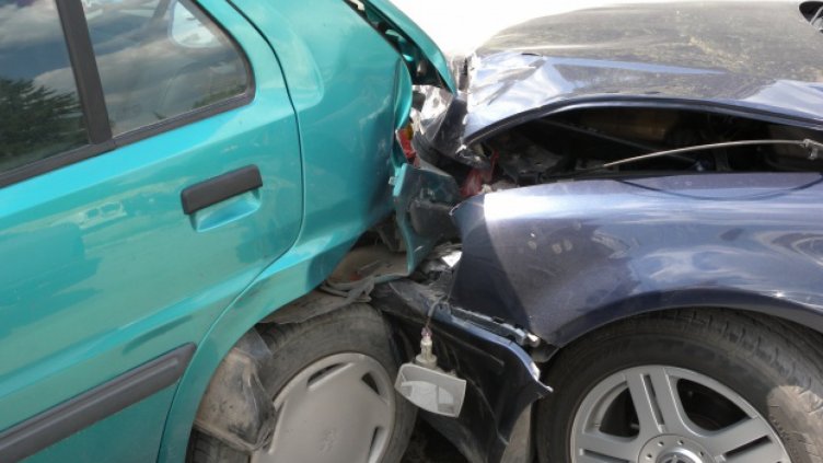 Мерцедес блъсна 5 автомобила на улица „Вяра“