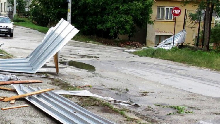 Силният вятър остави без ток врачански села