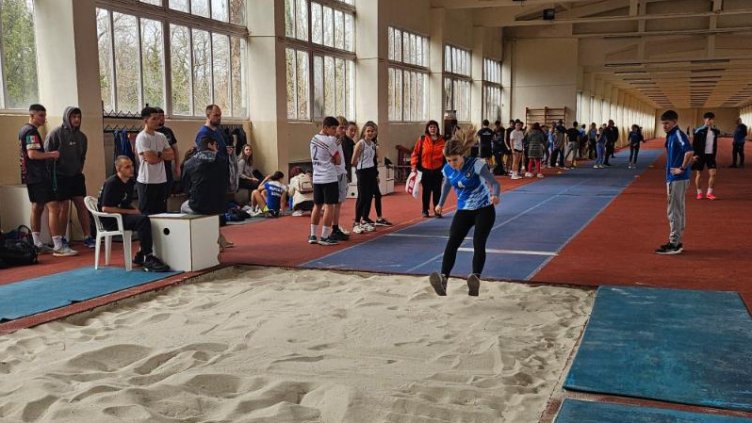 Първа езикова гимназия доминира в Общинските ученически игри