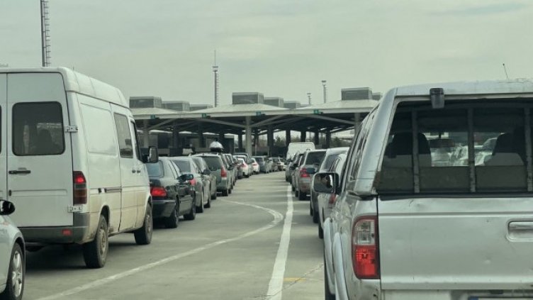 Голямото прибиране: Засилен трафик по пътищата в страната