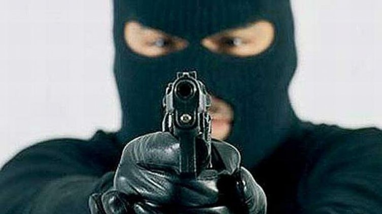 Въоръжени обраха денонощен магазин