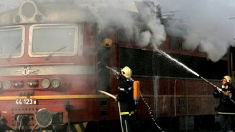 Търсят причината за пожара в локомотива на влака София - Бургас