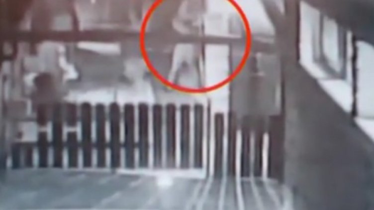 Дръж бандюгите! Обират дом, а вътре – деца