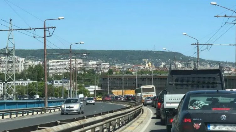 Камион помете полицай на мотор на "Аспаруховия мост"