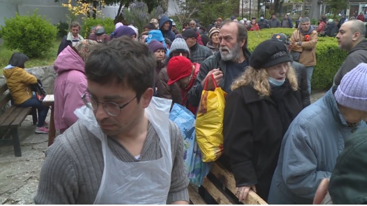 Топъл обяд и великденски пакети получиха стотици нуждаещи се във Варна