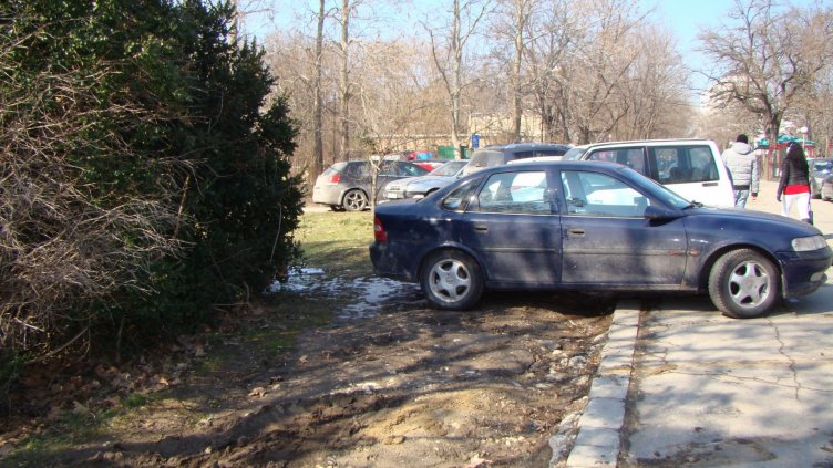 Приеха по-високи глоби за паркиране в градинки и незаконни реклами