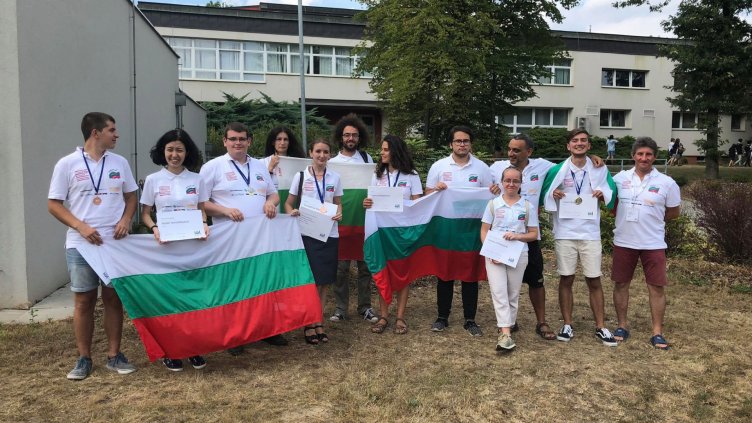 Ученичка от Варна взе награда от олимпиада по лингвистика