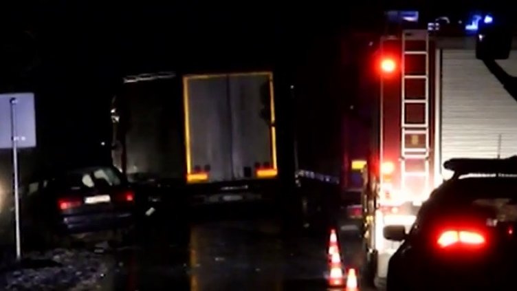 Неравен сблъсък до Шумен – кола в камион. Жена почина, четирима са ранени