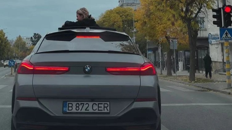Румънка се развява през шибедаха на движеща се кола в центъра на Варна