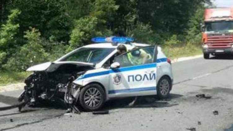 Мъж без книжка блъсна патрулка