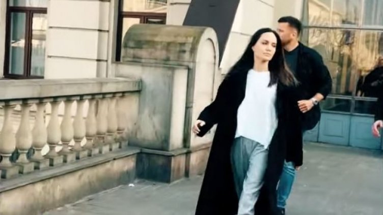 Анджелина Джоли бяга от бомби в Украйна (ВИДЕО)