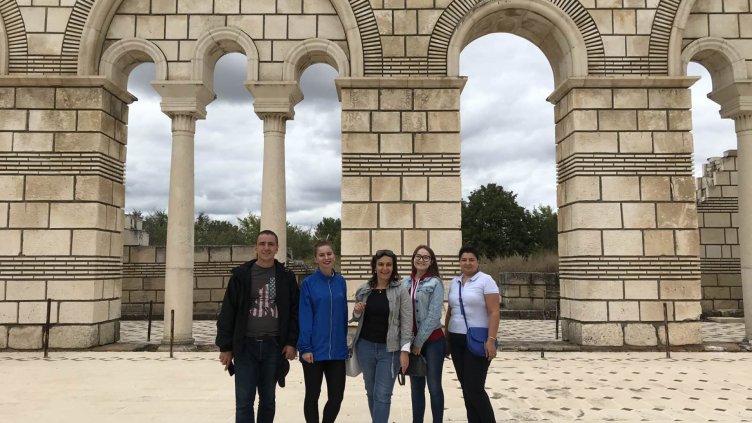 Магистри на ВСУ по международно право и сигурност изследваха древните укрепителни съоръжения в Провадия-Солницата