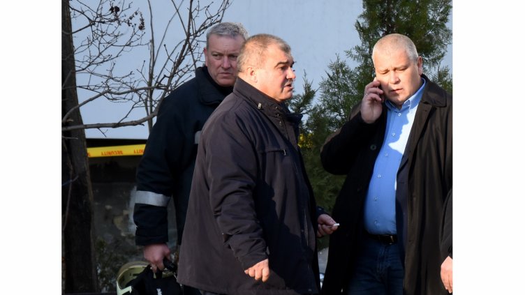 Красимир Конов (в средата) на мястото на инцидента. Снимка ПЛАМЕН ГУТИНОВ