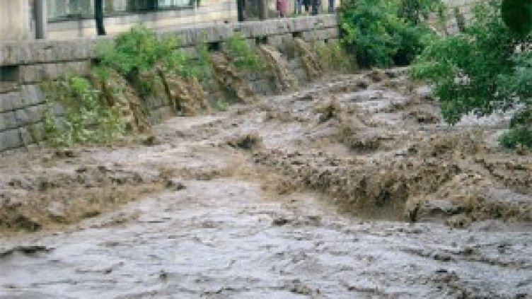 Поройните дъждове причиниха наводнения в страната