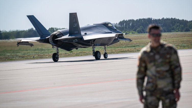 Полша вдигна по тревога самолети заради руски удари срещу Украйна