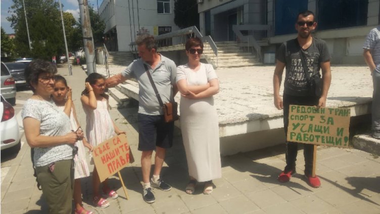 Жители на селата около Аксаково излязоха на протест заради лоши пътища