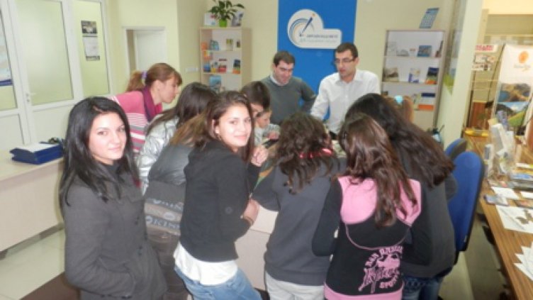 Представят на младежи възможности за работа