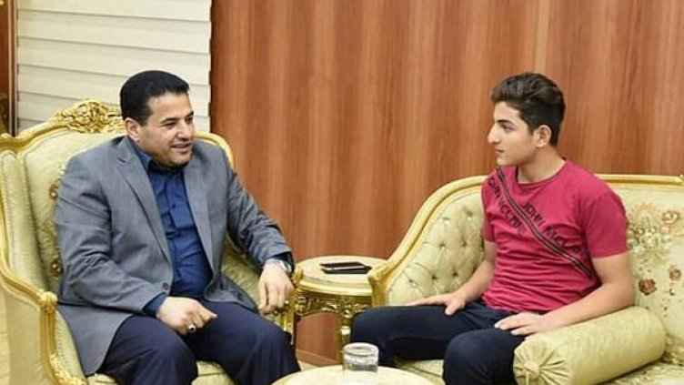 През август вътрешният министър на Ирак се срещна с момчето, за да обсъдят смяната на името му Снимка: Facebook