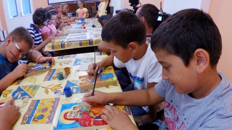 Деца учиха иконопис в Археологическия музей (СНИМКИ)