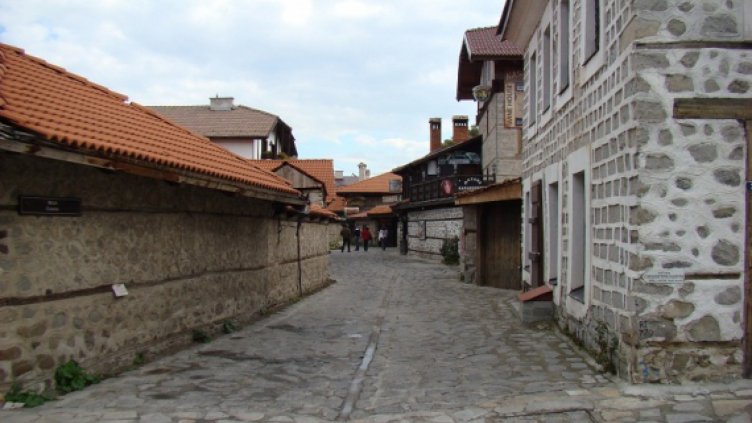 Гол пенсионер задявал съседки на пътя за Банско