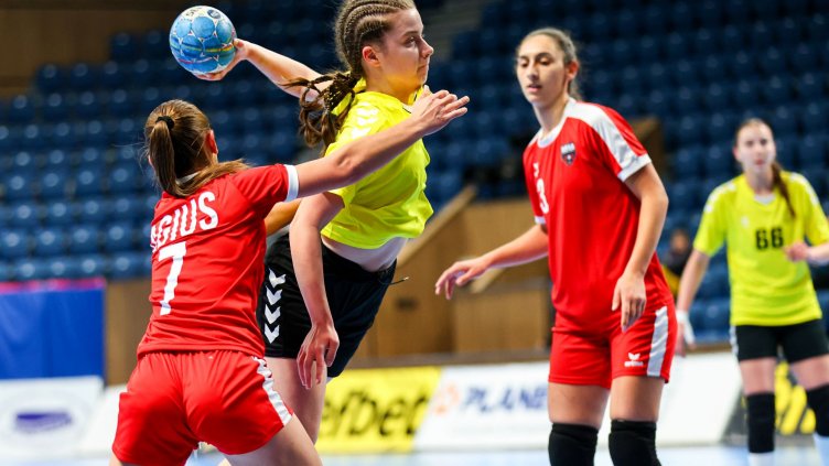 Националките по хандбал излизат срещу Литва в директен сблъсък за класиране във Варна днес