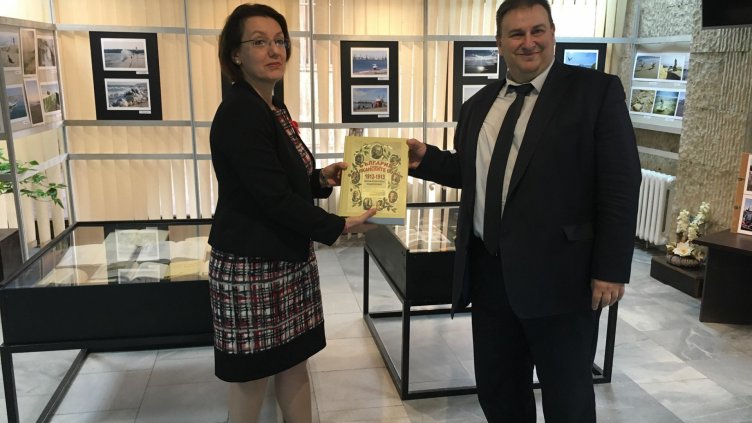 Евродепутатът Емил Радев подари исторически енциклопедии на варненската библиотека