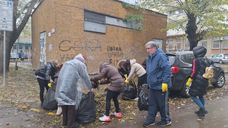 Председателят на ОбС - Варна, и служители на съвета се включиха в инициативата „Да почистим Варна заедно“ (Снимки)