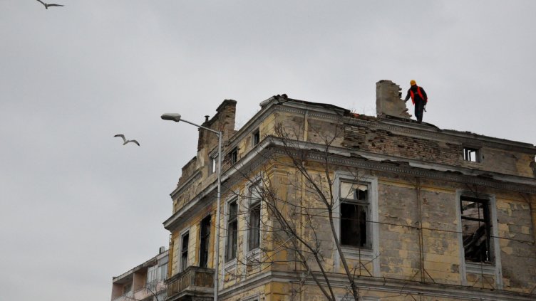 Събарят изоставената къща над басейн &quot;Приморски&quot; (СНИМКИ)