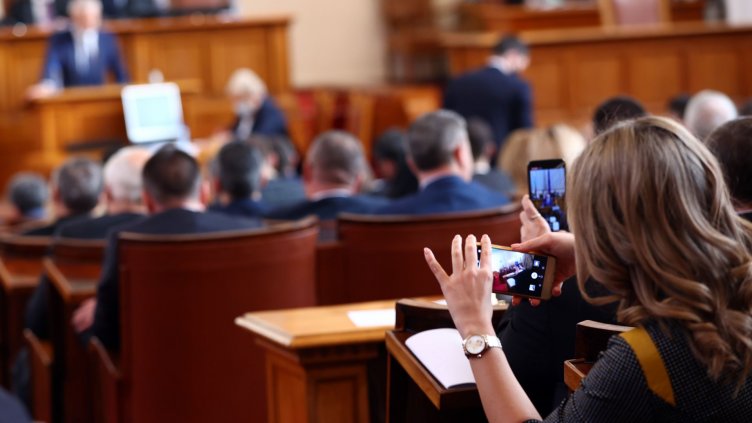 Ще го бъде ли? Депутат с ковид сертификат. Не ще ли – плаща си теста