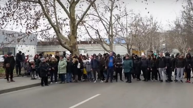 Русенци се събраха на мястото, където кола удари майка с две деца