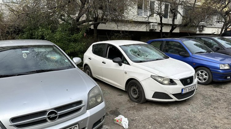 Войната за паркоместа: Разбиха 2 коли във Варна (Снимки)