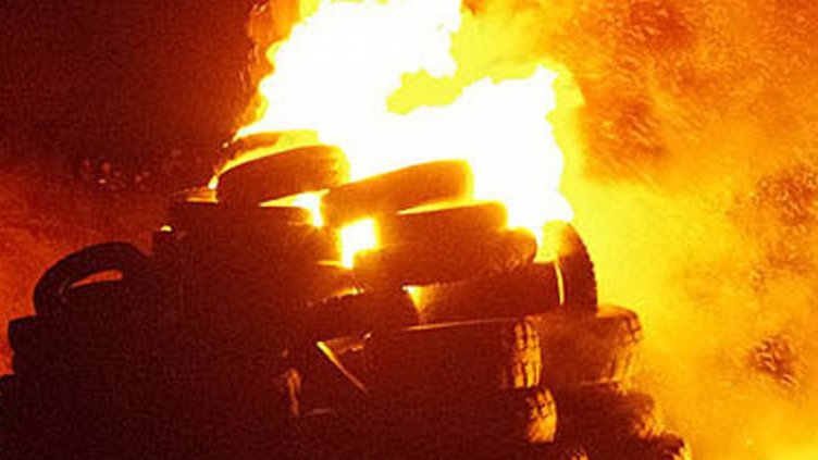 Автосервиз горя във „Владиславово“, мъж се обгази